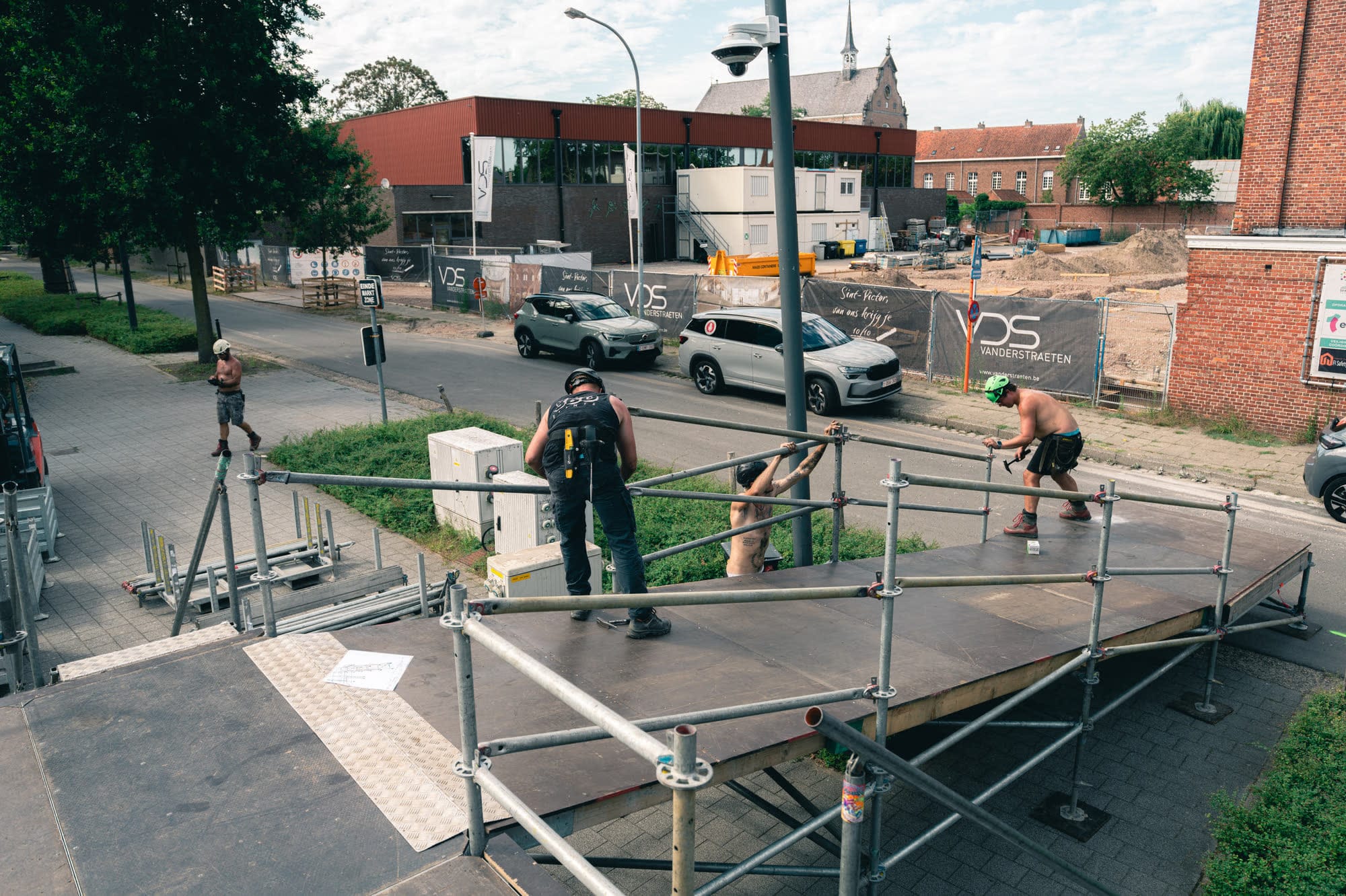 Layher loading dock naast het podium
